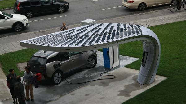 Laadstation op zonne-energie voor elektrische auto's, bij BMW, München