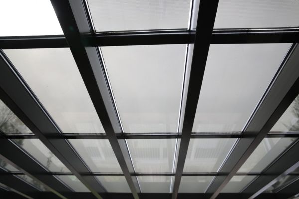 Transparante zonnepanelen met hoge opbrengst: ideaal voor veranda, serre of overkapping.