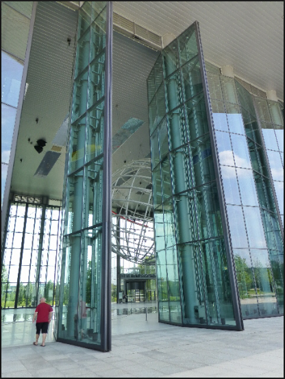 Glazen deuren Autostadt Wolfsburg van buitenaf, foto van LinkedIn-post World's 5 Tallest Doors van Lindsay Riggs.