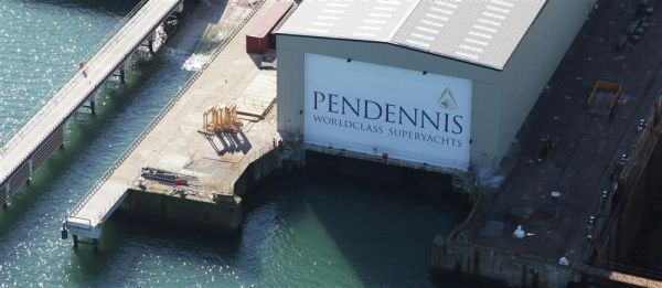 Lichtdoorlatende vouwdeur bij droogdok van Pendennis Shipyard, foto Assa Abloy Entrance Solutions