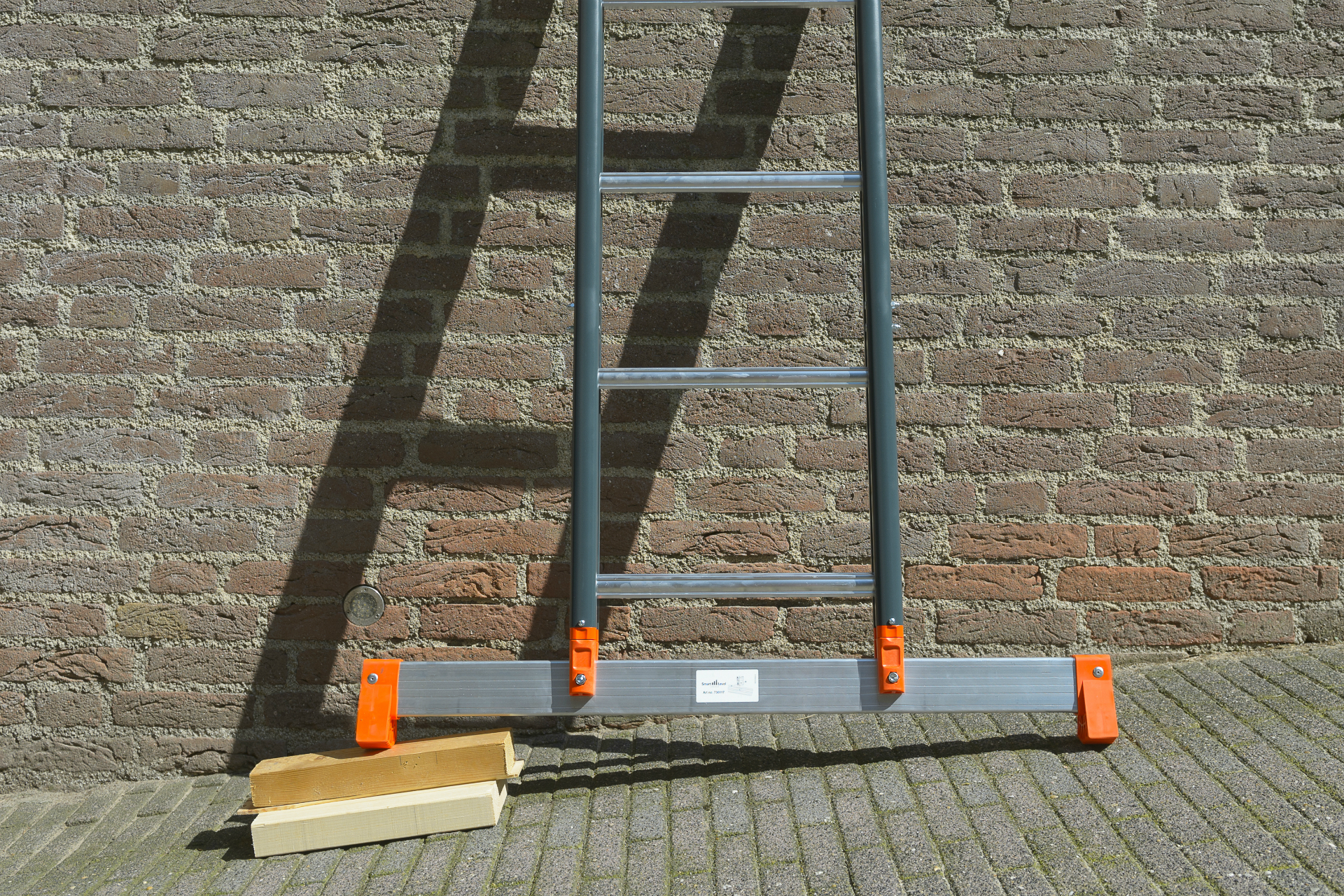 NIET DOEN! Gevaarlijke ladderopstelling met schuivende houtjes NIET DOEN! Gevaarlijke ladderopstelling met schuivende houtjes