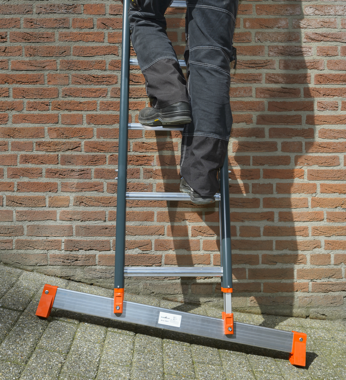 Smart Level Ladder met verstelbare laddervoet voor werken op ongelijke ondergrond Smart Level Ladder met verstelbare laddervoet voor werken op ongelijke ondergrond