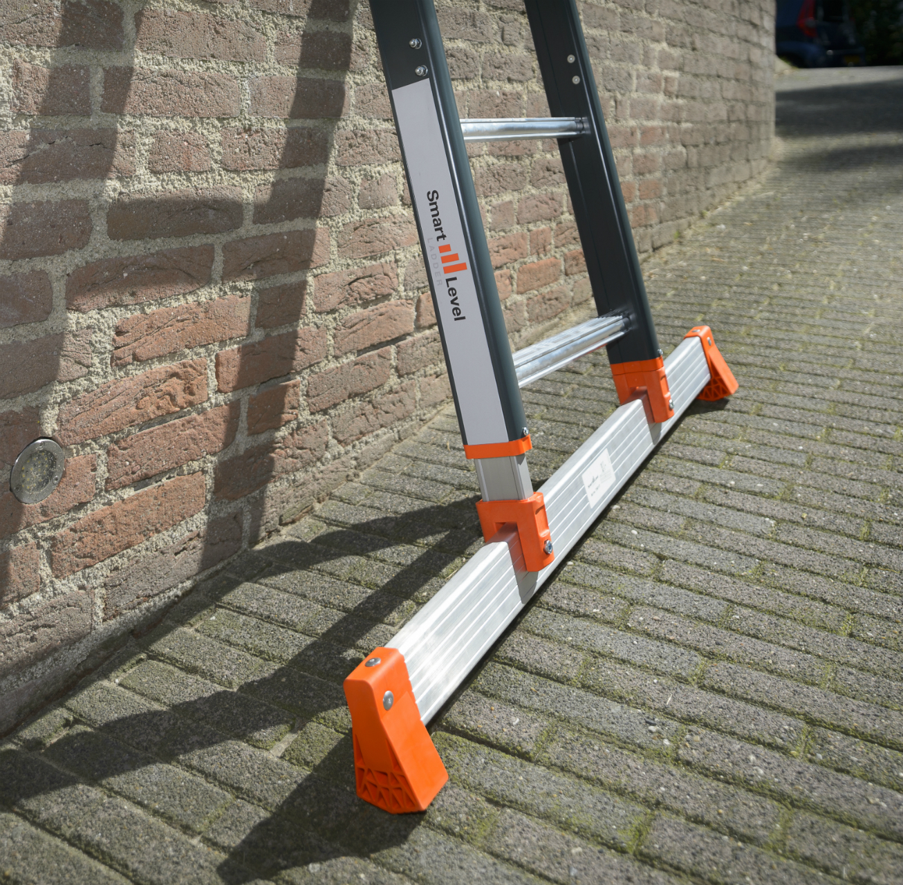 Smart Level Ladder met verstelbare laddervoet voor werken op ongelijke ondergrond Smart Level Ladder met verstelbare laddervoet voor werken op ongelijke ondergrond