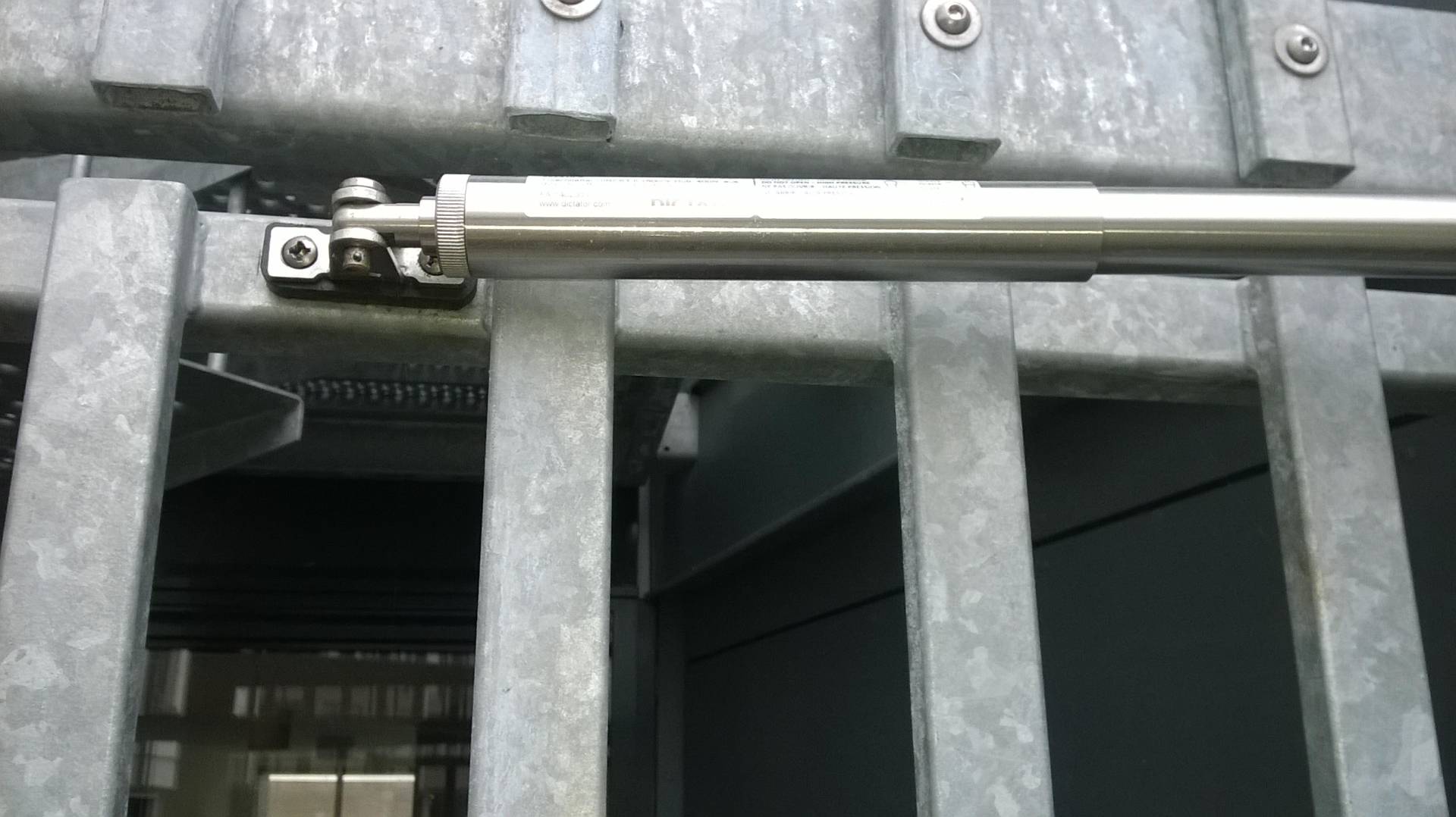 Zelfsluitende toegangspoorten: dat maakt een hekwerk helemaal af Zelfsluitende toegangspoorten: dat maakt een hekwerk helemaal af