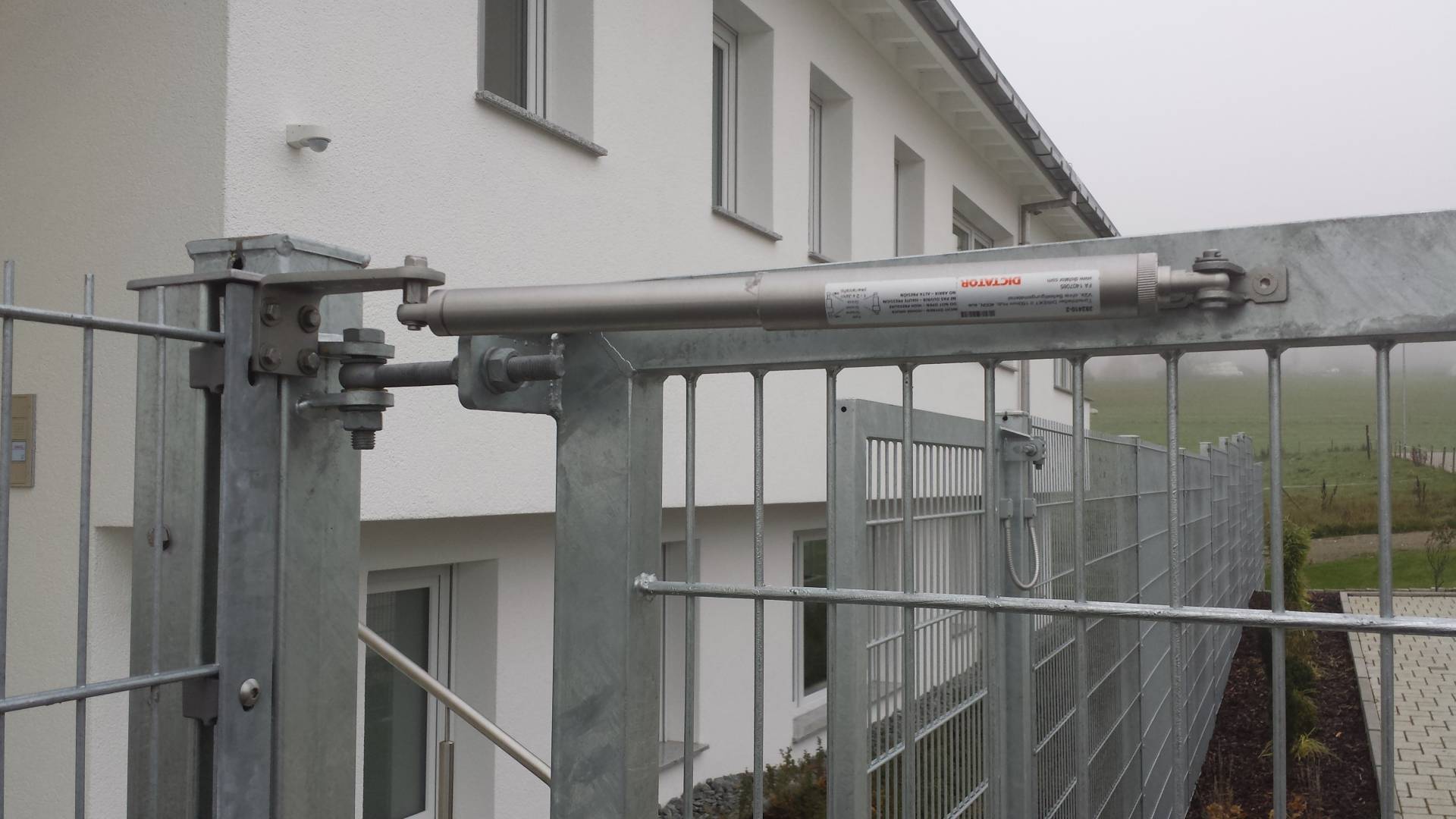 Zelfsluitende toegangspoorten: dat maakt een hekwerk helemaal af Zelfsluitende toegangspoorten: dat maakt een hekwerk helemaal af