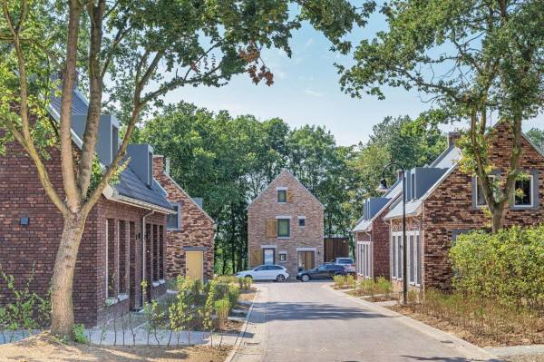 De constructieve kracht van beton en de stijlvolle uitstraling van natuursteen