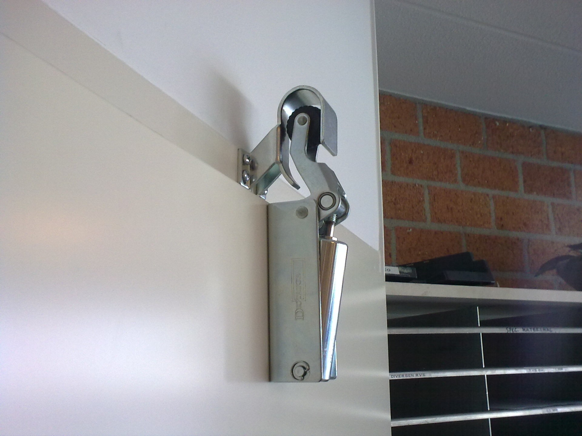 Zelfsluitende binnendeuren; een energiezuinige oplossing! Zelfsluitende binnendeuren; een energiezuinige oplossing!
