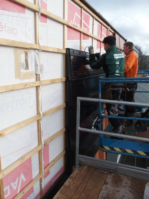 Nelskamp G10 PV-modules geïntegreerd met G10 pannen beklede gevel, Albert Heijn XL, Alkmaar