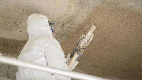 PROMASPRAY®-C450 is een cementgebonden, vezelvrije spuitmortel op basis van vermiculiet