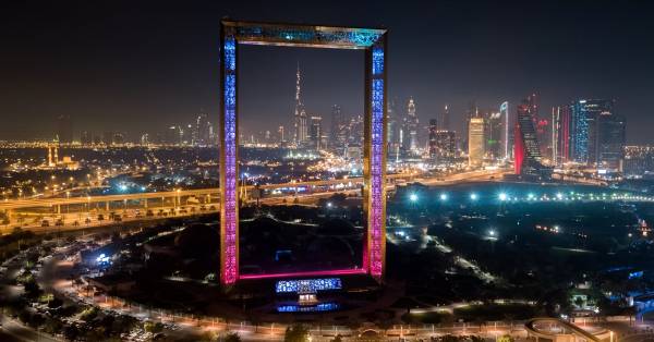 The Frame in Dubai bij nacht