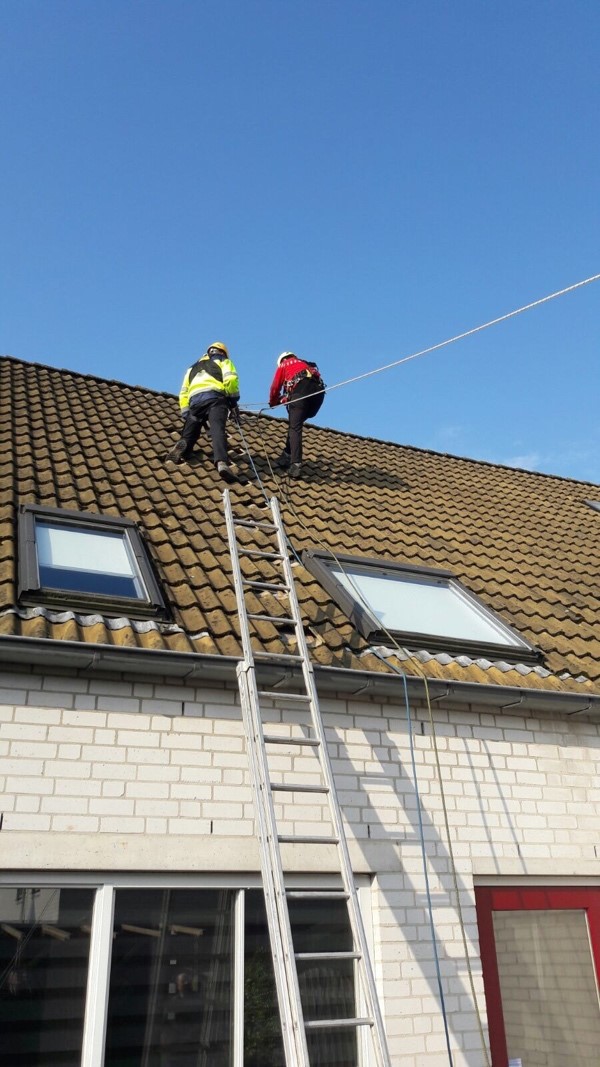 PITH Solutions LS-systeem valbeveiliging voor daken op panden met 2 - 3 bouwlagen PITH Solutions LS-systeem valbeveiliging voor daken op panden met 2 - 3 bouwlagen