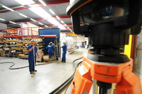 Celbeton wordt geïnjecteerd en de hoogte met laser gecontroleerd