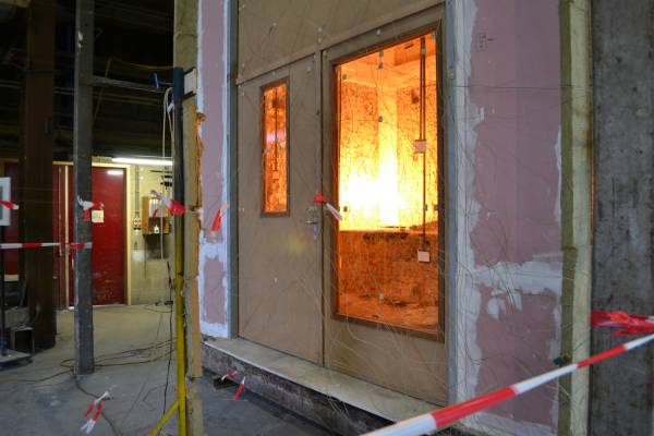 Test brandwerende dubbele deur met spiegelstuk in stalen kozijn