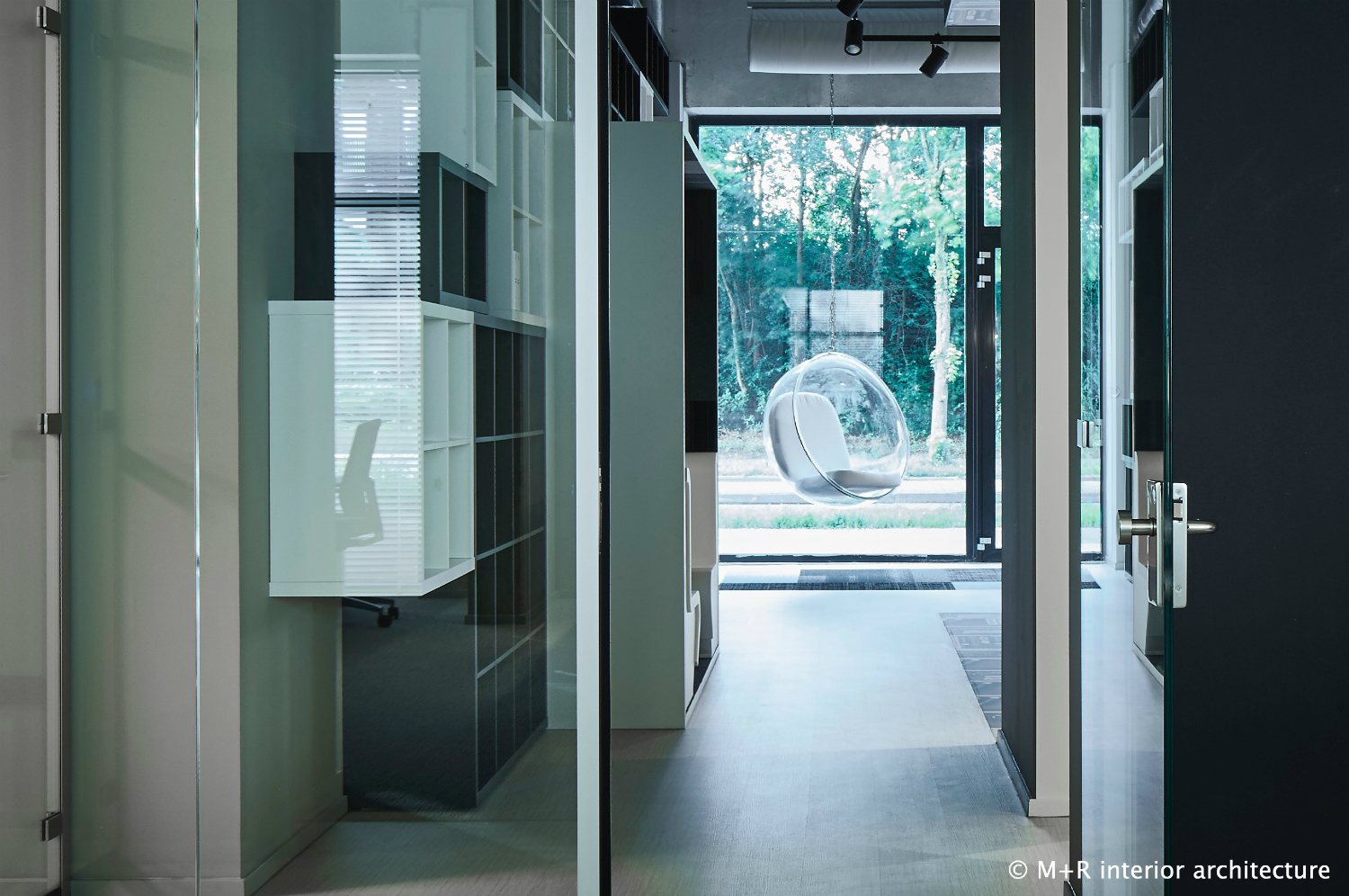 De ingang met een van de zes bubble chairs van architect Eero Aarnio als eyecatchers in de etalage De ingang met een van de zes bubble chairs van architect Eero Aarnio als eyecatchers in de etalage