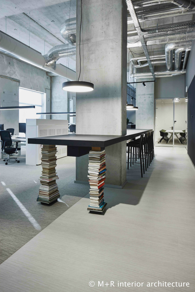 De nieuwe Ilge bookstore knipoogt naar oude boekwinkel op de vloer C2C Tessera en chique Allura die mooi op elkaar aansluiten zoals alle collecties van Forbo Flooring goed mixen en matchen De nieuwe Ilge bookstore knipoogt naar oude boekwinkel op de vloer C2C Tessera en chique Allura die mooi op elkaar aansluiten zoals alle collecties van Forbo Flooring goed mixen en matchen