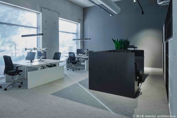Het kantoorgedeelte met C2C Tessera tapijttegels van Forbo Flooring die het geluid dempen en makkelijk te onderhouden zijn