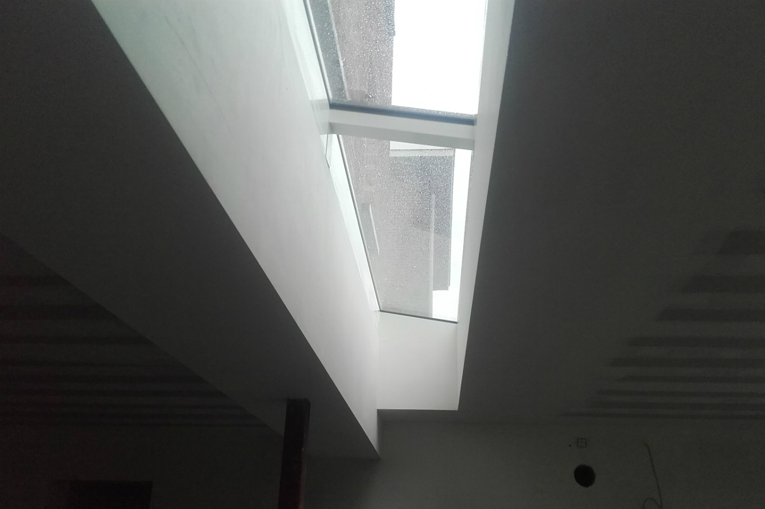 Stijlvolle glazen lichtstraat tot 7,60 mtr met slechts één ondersteuningskoker Stijlvolle glazen lichtstraat tot 7,60 mtr met slechts één ondersteuningskoker