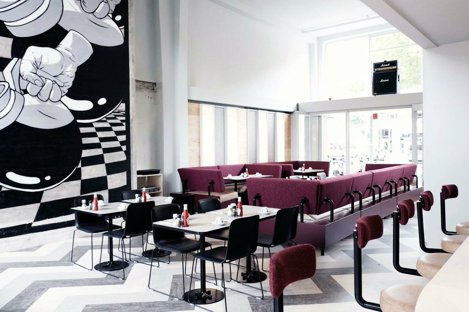 De koffie wordt zo uit de kan aan tafel ingeschonken bij het hippe By Jarmusch in Rotterdam dat als basis een duurzame Marmoleum Modular vloer van Forbo kent - foto Titia Hahne De koffie wordt zo uit de kan aan tafel ingeschonken bij het hippe By Jarmusch in Rotterdam dat als basis een duurzame Marmoleum Modular vloer van Forbo kent