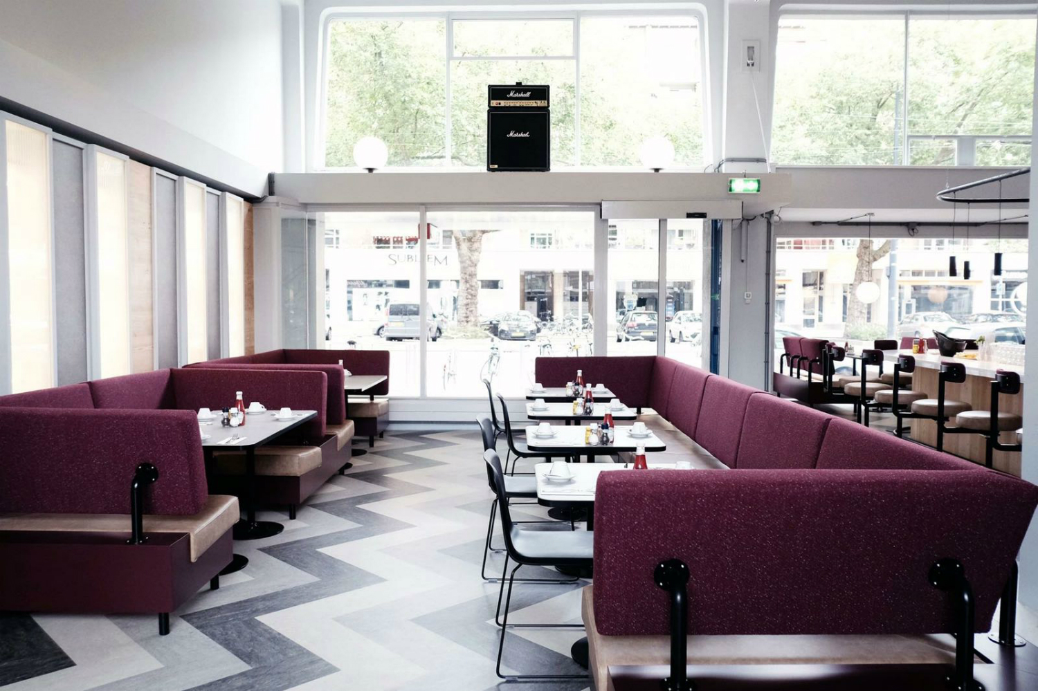 Het fraaie interieur van By Jarmusch met booth-zitjes veel licht en op de vloer Marmoleum Modular van Forbo Flooring dat CO2 neutraal wordt geproduceerd - foto Titia Hahne Het fraaie interieur van By Jarmusch met booth-zitjes veel licht en op de vloer Marmoleum Modular van Forbo Flooring dat CO2 neutraal wordt geproduceerd