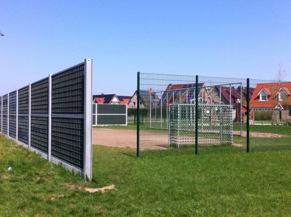 Noise reducer geluidsisolerend en geluidsabsorberend hekwerk