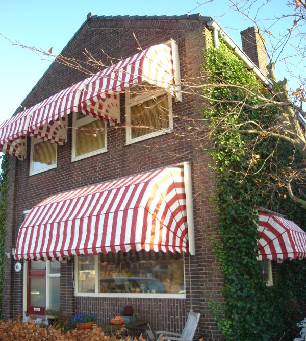 Markiezen aan een woonhuis te Rotterdam
