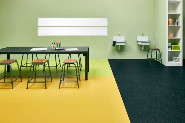 Het nieuwe Step anti-slip vinyl van Forbo Flooring in een leslokaal