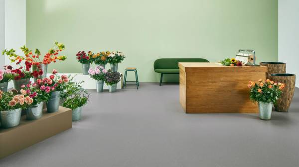 Het nieuwe Step anti-slip vinyl van Forbo Flooring in een winkel