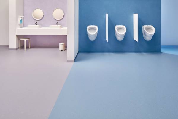 Het nieuwe Step anti-slip vinyl van Forbo Flooring in het sanitaire gedeelte