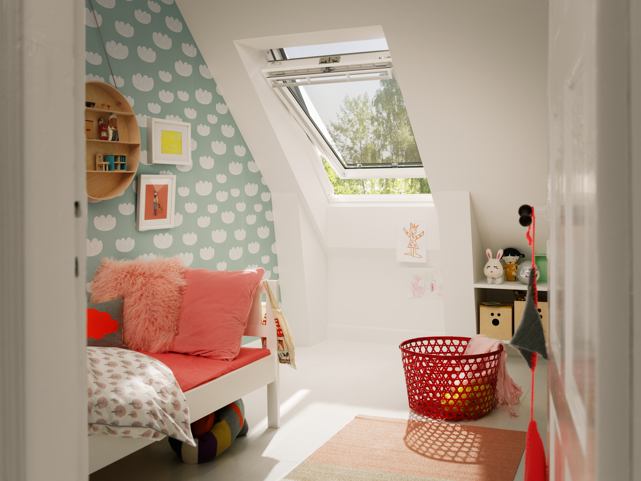 Houd de hitte buiten met VELUX buitenzonweringen Houd de hitte buiten met VELUX buitenzonweringen