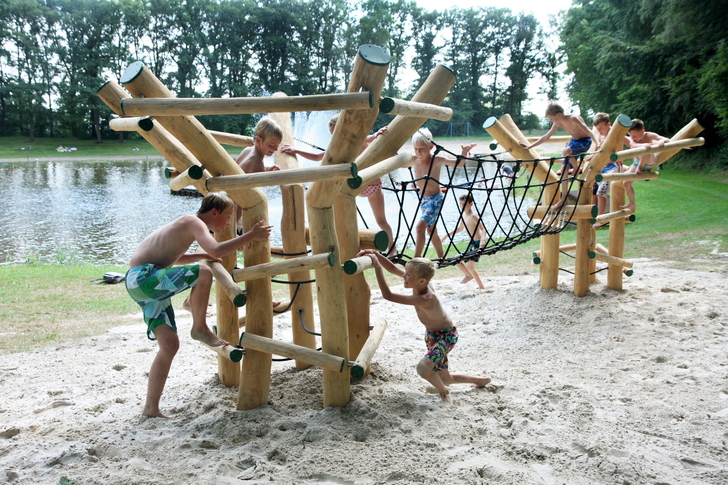 Natuurlijk spelen met speeltoestellen van IJreka