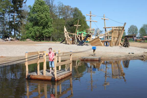 Natuurlijk spelen met speeltoestellen van IJreka