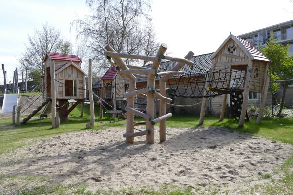 Natuurlijk spelen met speeltoestellen van IJreka