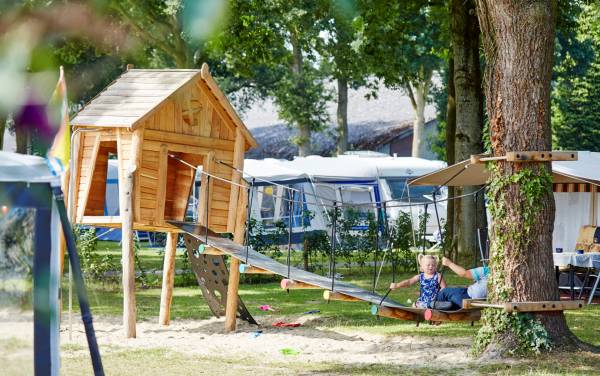 Natuurlijk spelen met speeltoestellen van IJreka