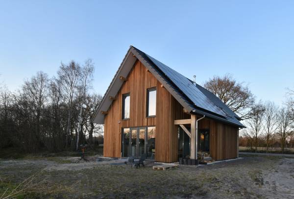 WaxedWood Gold van Foreco: verduurzaamd mét waterafstotende werking voor natuurlijke bruine houten gevels