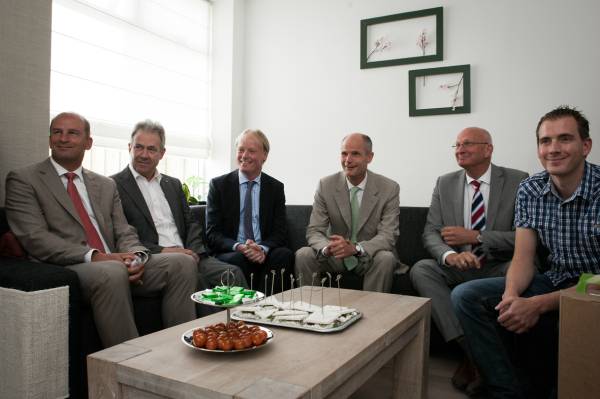 Oud-minister van wonen, Blok, op bezoek in de eerste bestaande woning die klimaatneutraal is gemaakt met TONZON isolatie