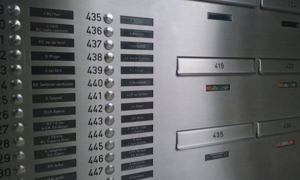 Postkasten van Ferdinand Vos Metaalindustrie - Postkasten met belspreekpaneel