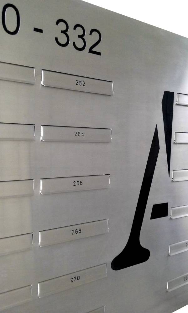 Postkasten van Ferdinand Vos Metaalindustrie - VAS met een RVS blank geslepen front