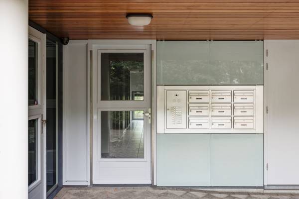 Postkasten van Ferdinand Vos Metaalindustrie - VVL geheel blank geslepen met JaNee vensters
