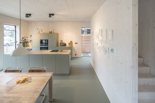 Het interieur met veel hout en elegant CO2 neutraal Marmoleum van Forbo Flooring op de vloer