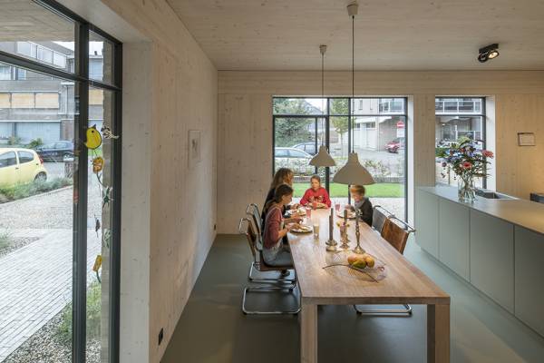 Veel licht door de grote ramen, whitewash houten muren en CO2 neutraal Marmoleum van Forbo Flooring op de vloer in dezelfde fraaie groene kleur als de kasten en aanrecht