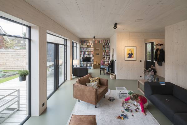 Zeeën van ruimte voor de kinderen en rest van het gezin, veel natuurlijk licht en CO2 neutraal Marmoleum van Forbo Flooring in de woning die meer energie oplevert dan neemt