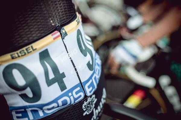 Tour de France rugnummers bevestigd met Bostik lijm