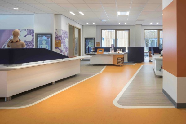 De Marmoleumvloer van Forbo Flooring dient ook als routing