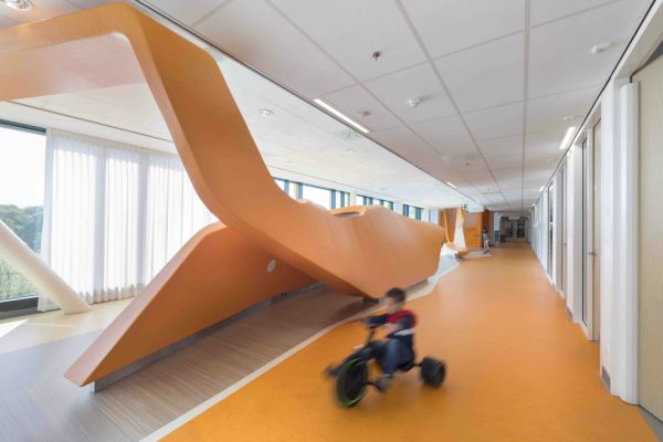 De speel- en ontmoetingsgang van het nieuwe Prinses Maxima Centrum met op de vloer bacteriostatisch CO2 neutraal Marmoleum van Forbo Flooring