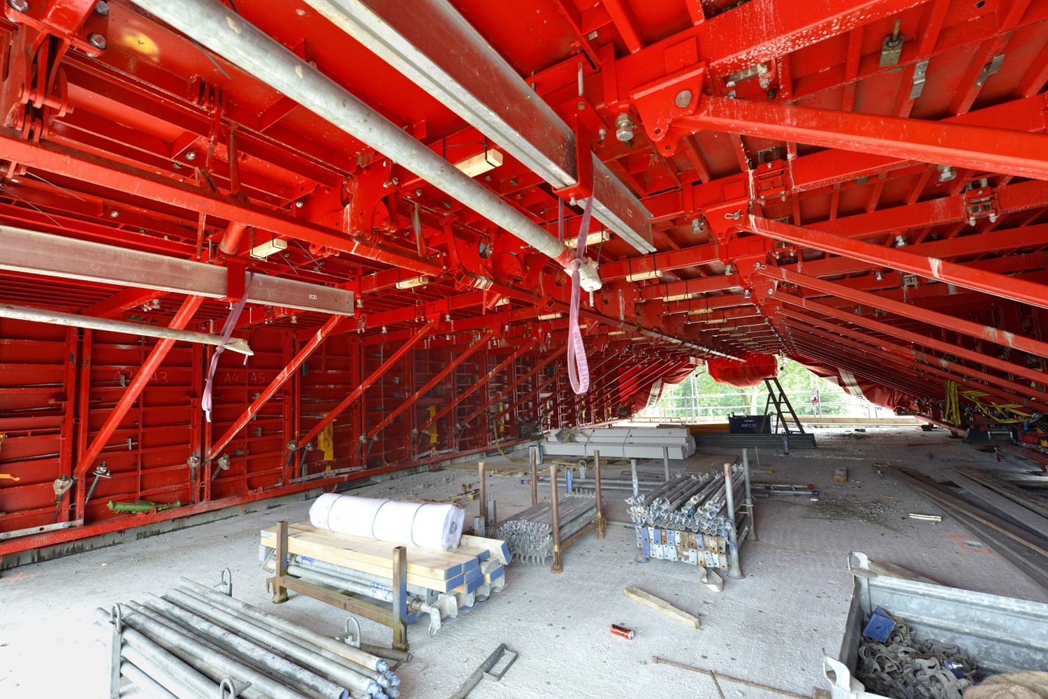 Hendriks stalen bekistingtechniek heeft in co-makership de voltunnel ontwikkeld; een tunnelkist die beukmaten tot 10 meter mogelijk maakt en wordt ingezet bij de bouw van de President in Den Haag.