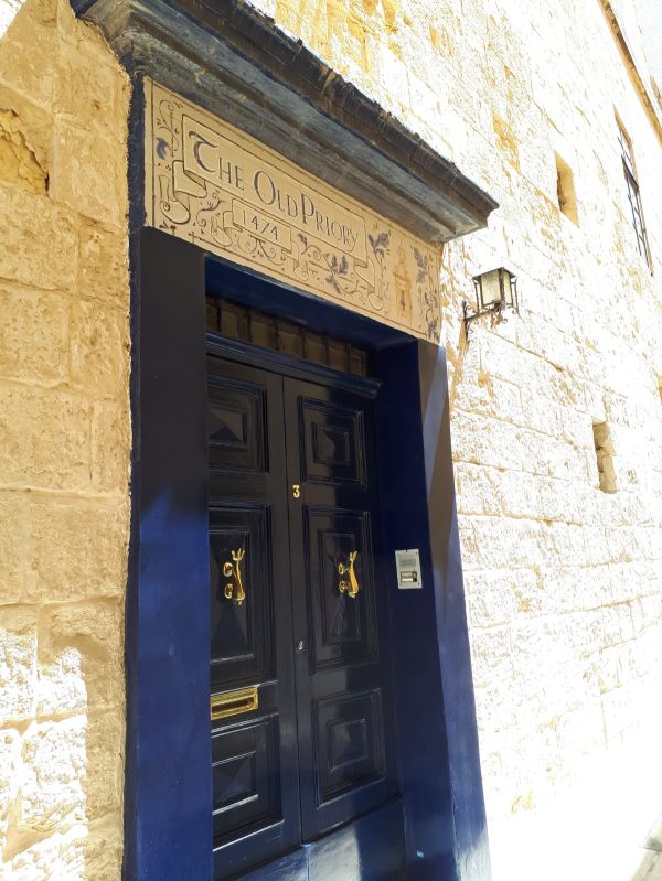 Deuren met deurgrepen in de vorm van dolfijnen, Mdina, Malta.