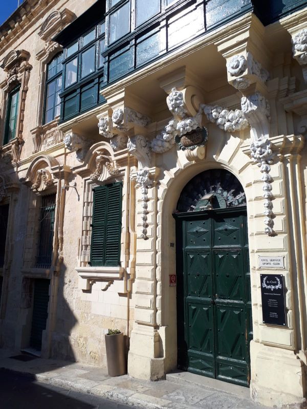 Uitbundige ornamenten met ingetogen erkers bij de Civil Service Sports Club, 113 Triq L-Arcisqof, Valletta, Malta.