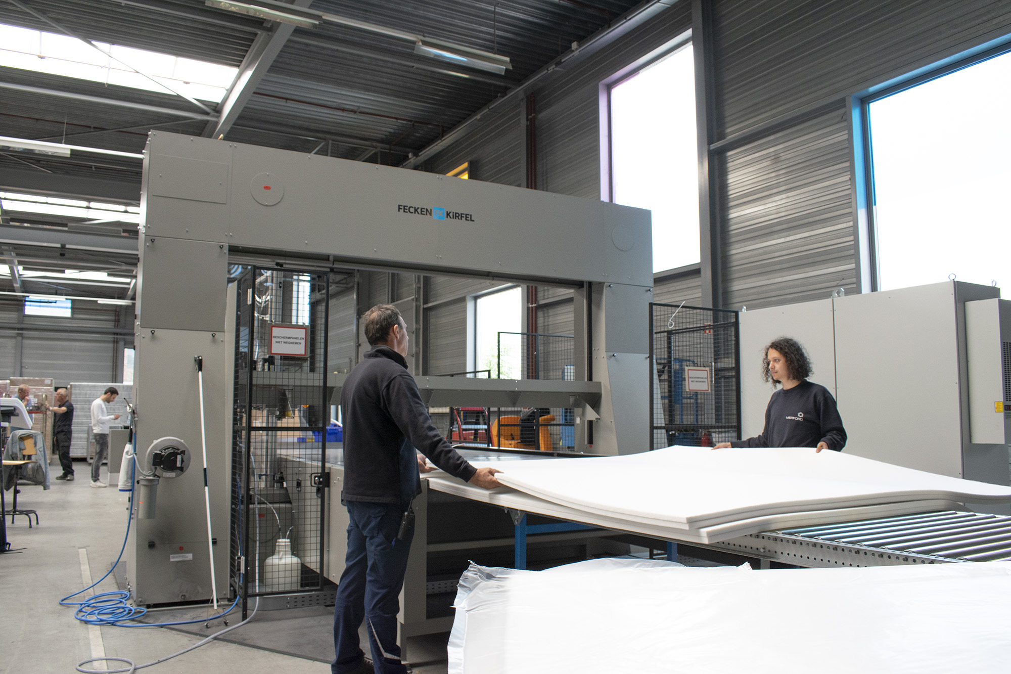 De nieuwe machine snijdt grote volumes snel en efficiënt De nieuwe machine snijdt grote volumes snel en efficiënt