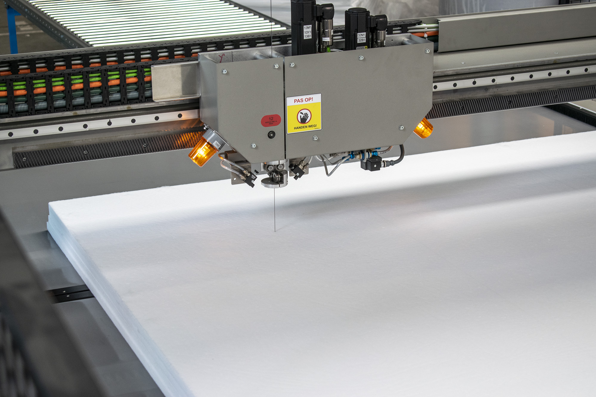 Het grote voordeel van de lintzaag is dat er materiaal tot een dikte van 1300 mm in kan. Het grote voordeel van de lintzaag is dat er materiaal tot een dikte van 1300 mm in kan.