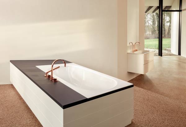 BetteStarlet Spirit met een bijpassende wastafel BetteComodo, geplaatst in een badmeubel BetteModules